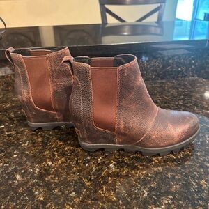 Women’s Sorely size 9M diameter stressed brown ankle boots